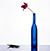 Blaue Flasche mit roter Blume