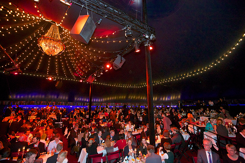 Zuschauer im Berliner TIPI